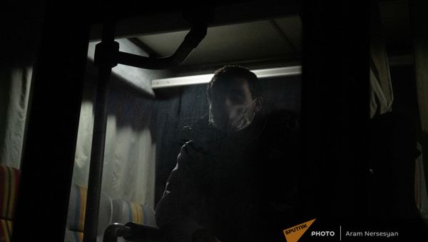 Пленные спускаются по трапу самолета в аэропорту Эребуни (14 декабря 2020). Еревaн - Sputnik Արմենիա