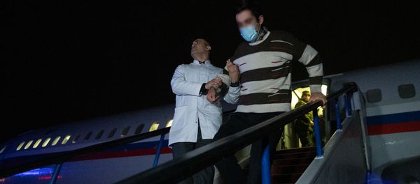Пленные спускаются по трапу самолета в аэропорту Эребуни (14 декабря 2020). Еревaн - Sputnik Արմենիա