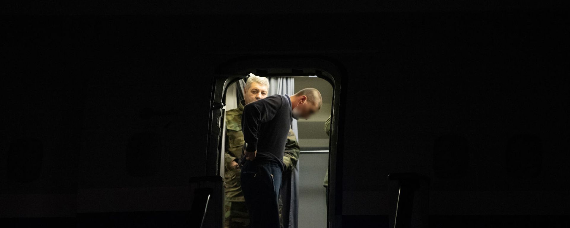 Пленные спускаются по трапу самолета в аэропорту Эребуни (14 декабря 2020). Еревaн - Sputnik Արմենիա, 1920, 08.09.2021