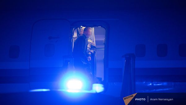 Пленные спускаются по трапу самолета в аэропорту Эребуни (14 декабря 2020). Еревaн - Sputnik Армения