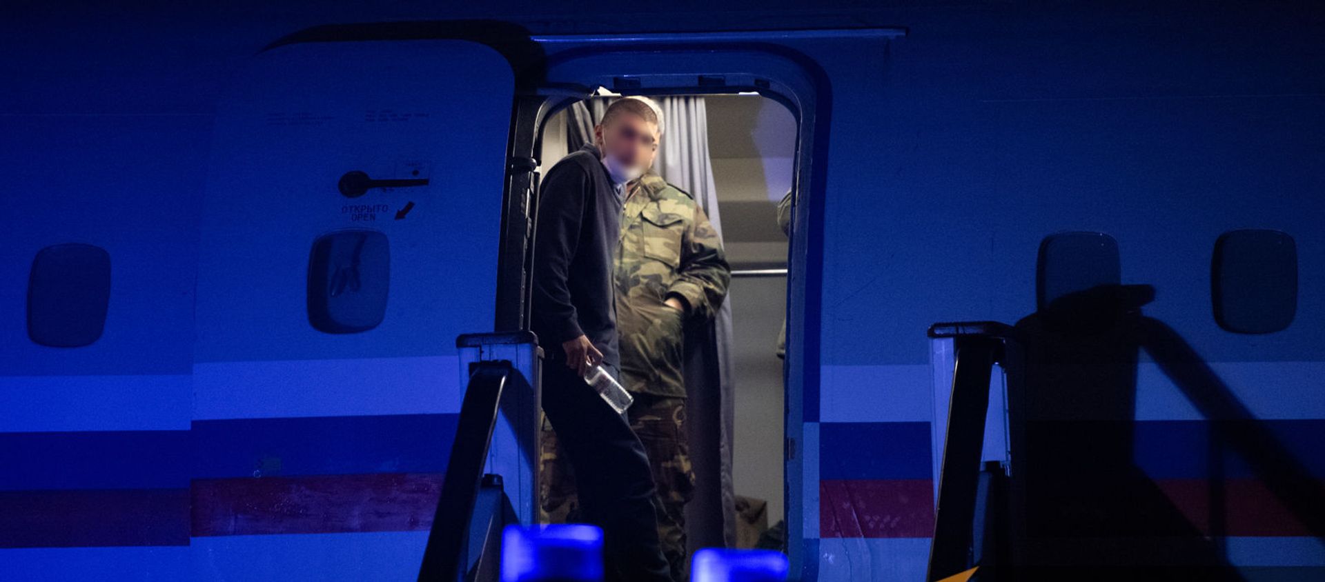 Пленные спускаются по трапу самолета в аэропорту Эребуни (14 декабря 2020). Еревaн - Sputnik Армения, 1920, 09.04.2021