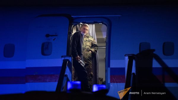 Пленные спускаются по трапу самолета в аэропорту Эребуни (14 декабря 2020). Еревaн - Sputnik Армения