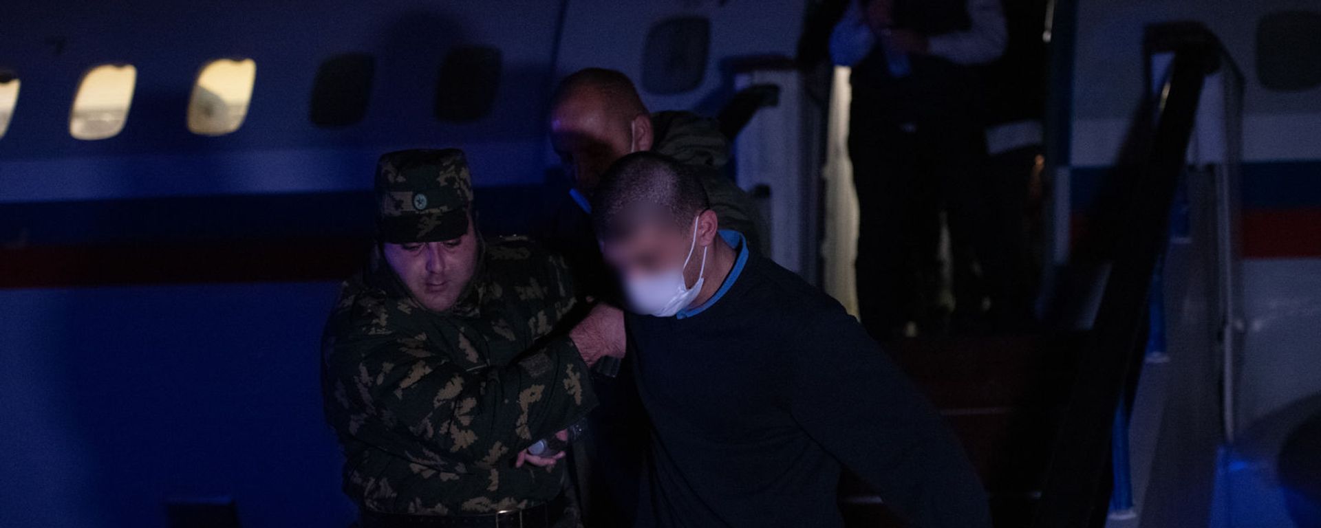 Пленные спускаются по трапу самолета в аэропорту Эребуни (14 декабря 2020). Еревaн - Sputnik Արմենիա, 1920, 05.05.2021