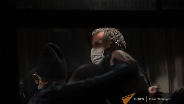 Пленные спускаются по трапу самолета в аэропорту Эребуни (14 декабря 2020). Еревaн Пленные спускаются по трапу самолета в аэропорту Эребуни (14 декабря 2020). Еревaн - Sputnik Արմենիա