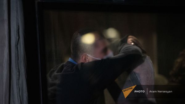 Родственники встречают родных среди возвращенных пленных в аэропорту Эребуни (14 декабря 2020). Еревaн - Sputnik Армения