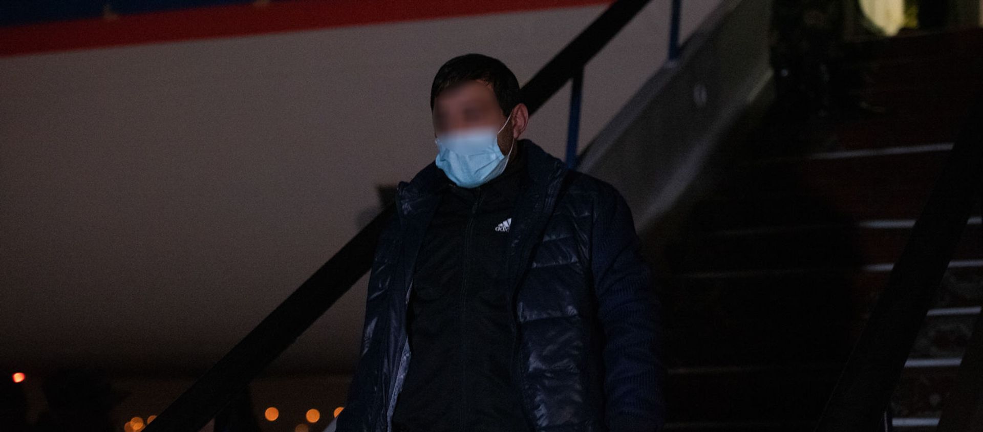 Пленные спускаются по трапу самолета в аэропорту Эребуни (14 декабря 2020). Еревaн - Sputnik Արմենիա, 1920, 29.03.2021