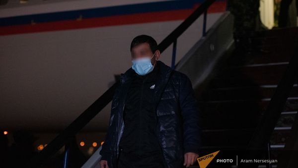 Пленные спускаются по трапу самолета в аэропорту Эребуни (14 декабря 2020). Еревaн Пленные спускаются по трапу самолета в аэропорту Эребуни (14 декабря 2020). Еревaн - Sputnik Армения