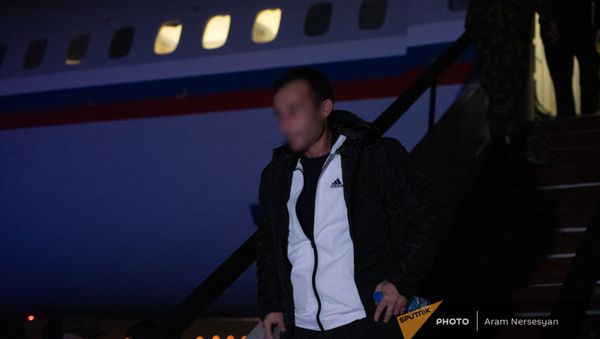Пленные спускаются по трапу самолета в аэропорту Эребуни (14 декабря 2020). Еревaн - Sputnik Արմենիա