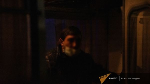 Пленные в автобусе-перевозчике в аэропорту Эребуни (14 декабря 2020). Еревaн - Sputnik Армения