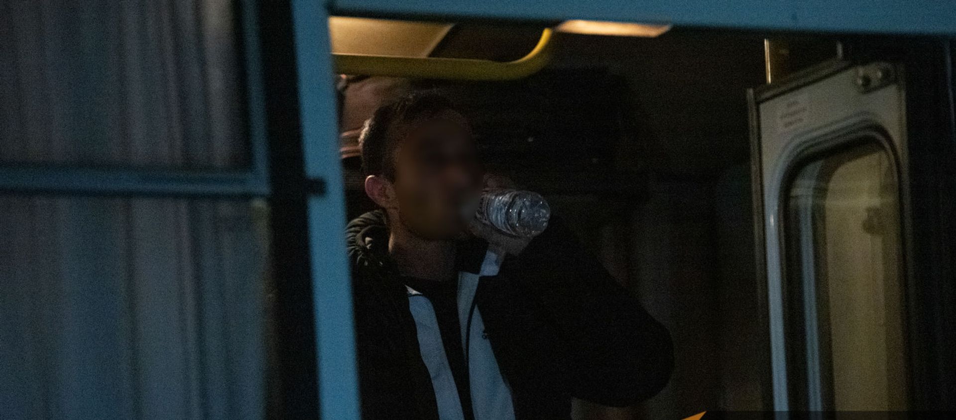 Пленные в автобусе-перевозчике в аэропорту Эребуни (14 декабря 2020). Еревaн - Sputnik Армения, 1920, 12.06.2021