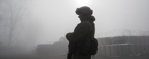 Российский миротворец на блокпосту №6 на въезде в город Шуши на дороге из Степанакерта в Лачин Российский миротворец на блокпосту №6 на въезде в город Шуши на дороге из Степанакерта в Лачин - Sputnik Армения