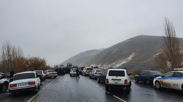 Жители Ширака перекрыли дорогу Гюмри-Бавра (16 декабря 2020). Село Кети - Sputnik Արմենիա