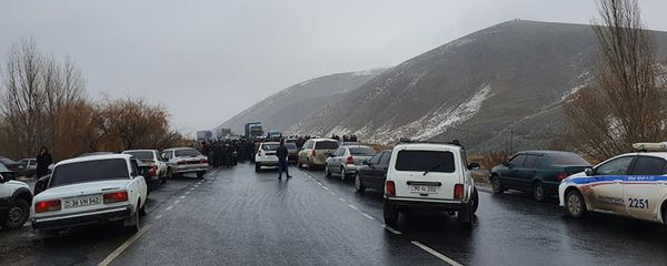 Жители Ширака перекрыли дорогу Гюмри-Бавра (16 декабря 2020). Село Кети - Sputnik Արմենիա