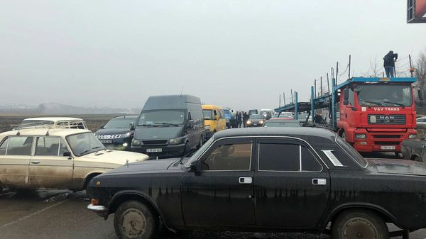 Жители Ширака перекрыли дорогу Гюмри-Ереван (16 декабря 2020). Село Азатан Жители Ширака перекрыли дорогу Гюмри-Ереван (16 декабря 2020). Село Азатан - Sputnik Արմենիա