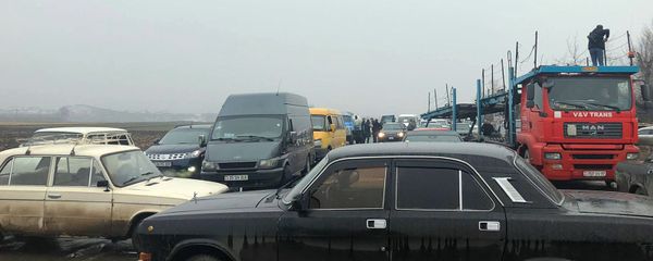 Жители Ширака перекрыли дорогу Гюмри-Ереван (16 декабря 2020). Село Азатан - Sputnik Արմենիա