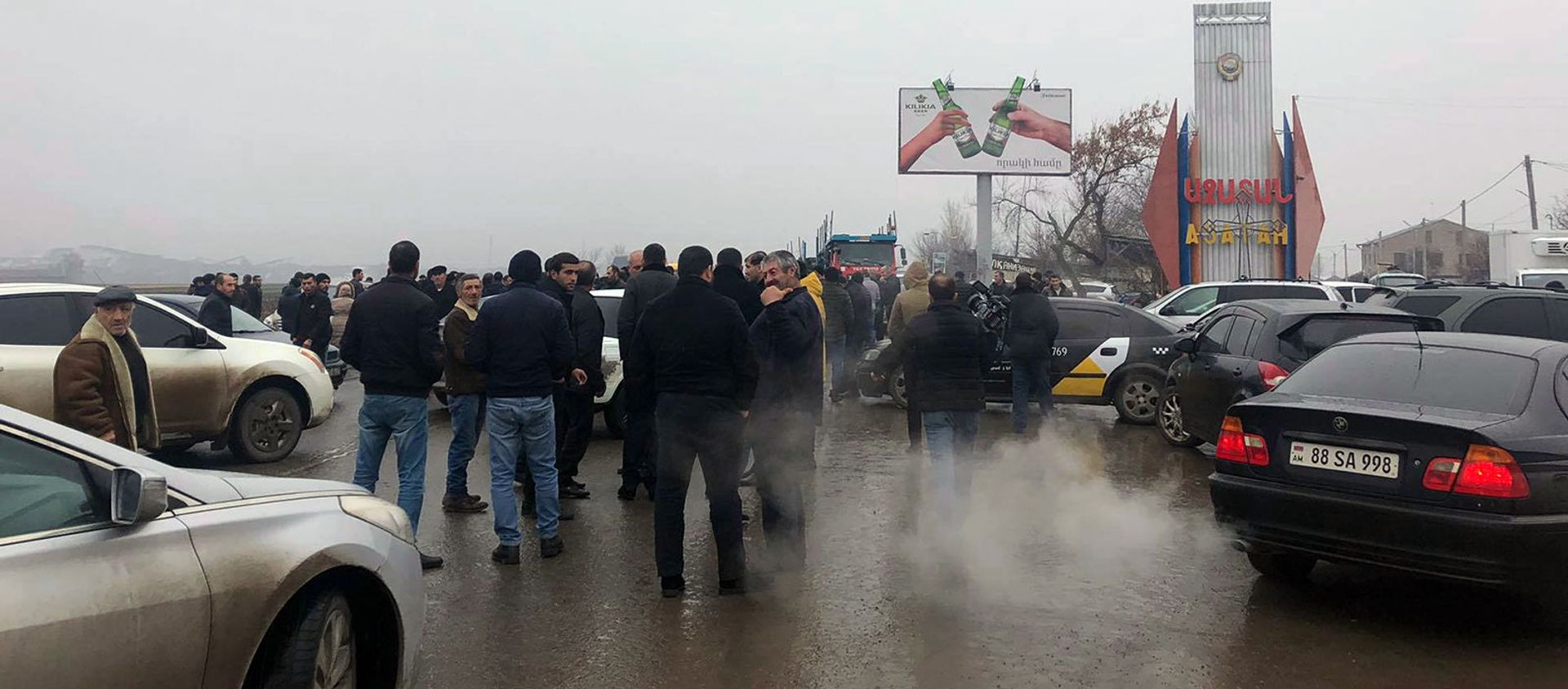 Жители Ширака перекрыли дорогу Гюмри-Ереван (16 декабря 2020). Село Азатан - Sputnik Армения, 1920, 18.12.2020