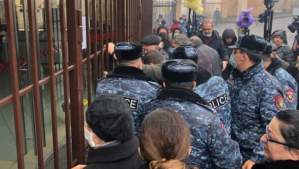 Родственники попавших в плен военнослужащих у КПП министерства обороны (16 декабря 2020). Еревaн Родственники попавших в плен военнослужащих у КПП министерства обороны (16 декабря 2020). Еревaн - Sputnik Արմենիա