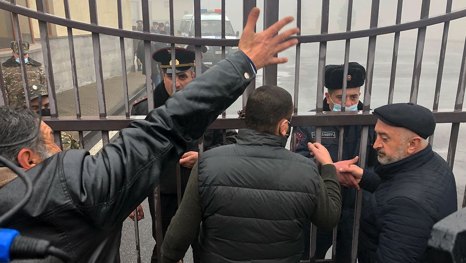 Родственники попавших в плен военнослужащих у КПП министерства обороны (16 декабря 2020). Еревaн Родственники попавших в плен военнослужащих у КПП министерства обороны (16 декабря 2020). Еревaн - Sputnik Արմենիա, 1920, 06.02.2021