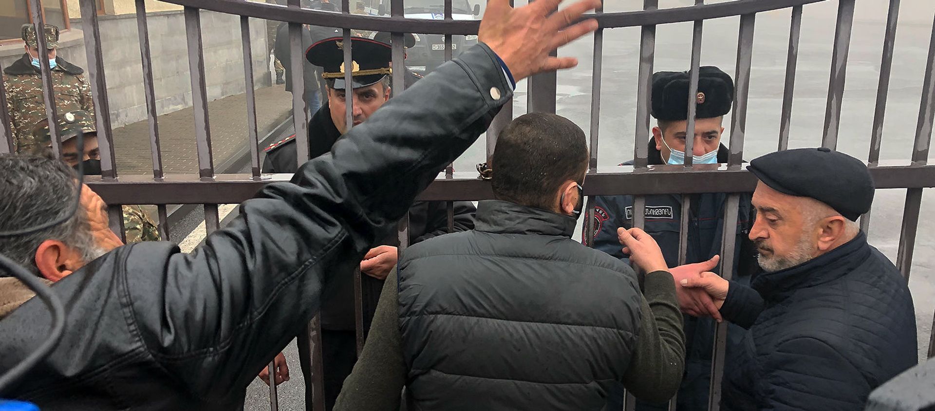 Родственники попавших в плен военнослужащих у КПП министерства обороны (16 декабря 2020). Еревaн Родственники попавших в плен военнослужащих у КПП министерства обороны (16 декабря 2020). Еревaн - Sputnik Արմենիա, 1920, 06.02.2021
