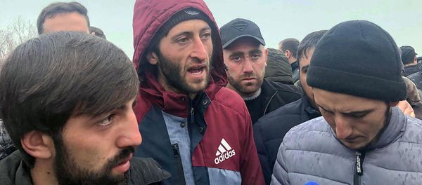 Освободившиеся из окружения жители Ширака рассказывают подробности своего освобождения (16 декабря 2020). Село Азатан - Sputnik Արմենիա