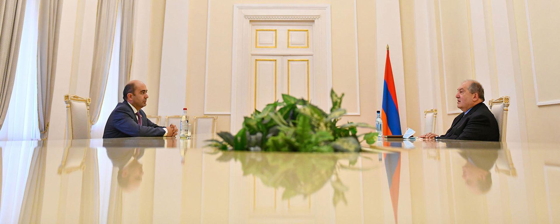 Президент Армен Саркисян встретился с руководителем парламентской фракции Просвещенная Армения Эдмоном Марукяном (16 декабря 2020). Еревaн Президент Армен Саркисян встретился с руководителем парламентской фракции Просвещенная Армения Эдмоном Марукяном (16 декабря 2020). Еревaн - Sputnik Արմենիա, 1920, 02.03.2021