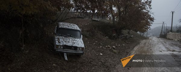 Автомобиль на одной из улиц в селе Тагавард Мартунинского района в Карабахе Автомобиль на одной из улиц в селе Тагавард Мартунинского района в Карабахе - Sputnik Армения