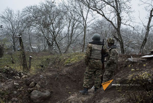 Военнослужащие армии обороны Карабаха на одной из улиц в селе Тагавард Мартунинского района (11 декабря 2020). Карабах - Sputnik Արմենիա