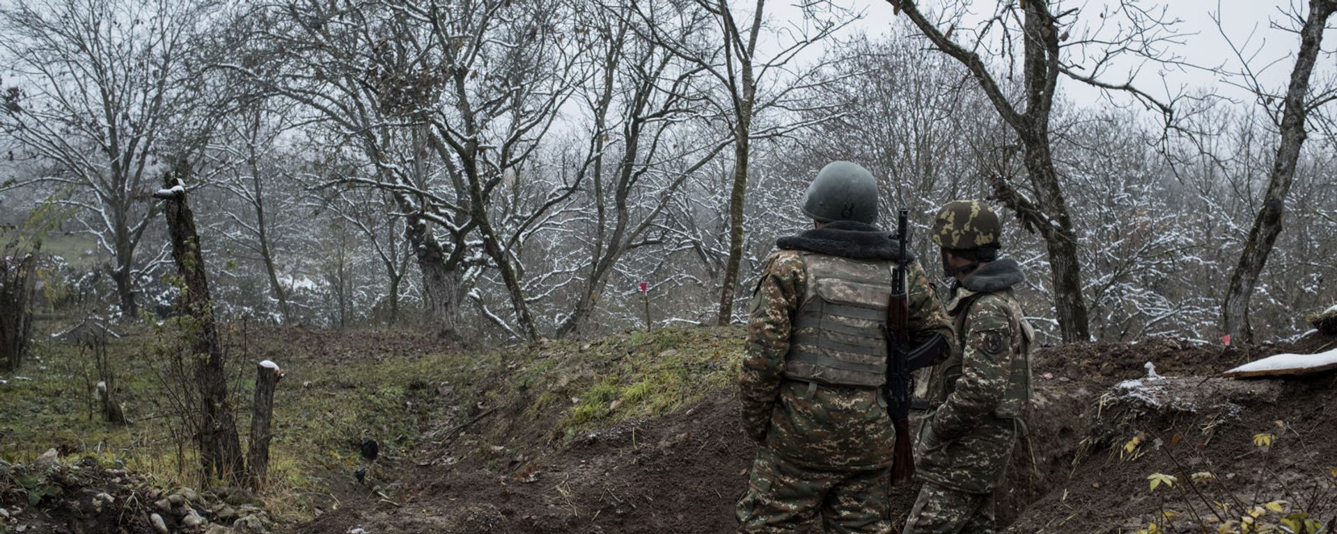 Военнослужащие армии обороны Карабаха на одной из улиц в селе Тагавард Мартунинского района (11 декабря 2020). Карабах - Sputnik Армения, 1920, 15.10.2021