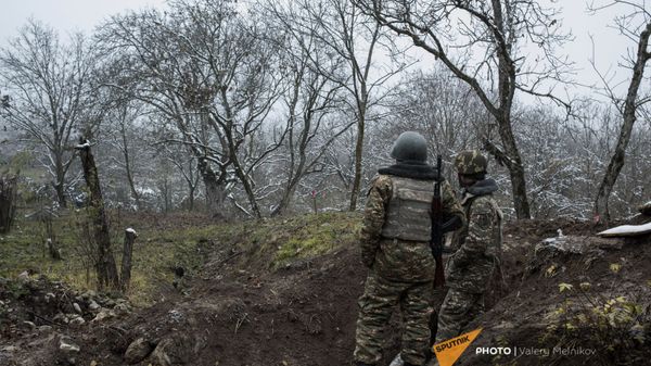 Военнослужащие армии обороны Карабаха на одной из улиц в селе Тагавард Мартунинского района (11 декабря 2020). Карабах - Sputnik Армения