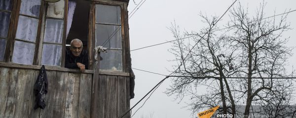 Пожилой мужчина смотрит из окна своего дома в селе Тагавард Мартунинского района (11 декабря 2020). Карабах Пожилой мужчина смотрит из окна своего дома в селе Тагавард Мартунинского района (11 декабря 2020). Карабах - Sputnik Армения