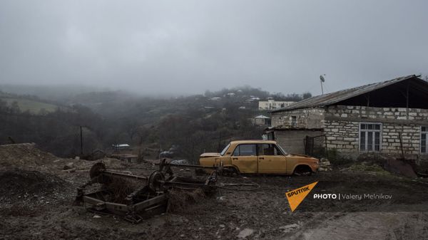 Разобранный автомобиль на одной из улиц в селе Тагавард Мартунинского района (11 декабря 2020). Карабах - Sputnik Армения