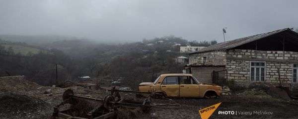 Разобранный автомобиль на одной из улиц в селе Тагавард Мартунинского района (11 декабря 2020). Карабах - Sputnik Армения