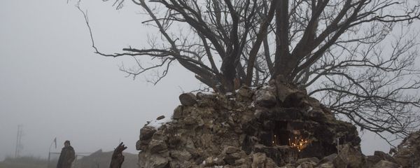 Свечи на камнях возле дерева на одной из улиц в селе Тагавард Мартунинского района (11 декабря 2020). Карабах Свечи на камнях возле дерева на одной из улиц в селе Тагавард Мартунинского района (11 декабря 2020). Карабах - Sputnik Армения