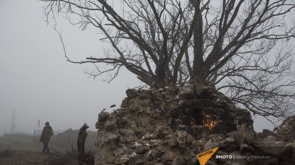 Свечи на камнях возле дерева на одной из улиц в селе Тагавард Мартунинского района (11 декабря 2020). Карабах - Sputnik Армения