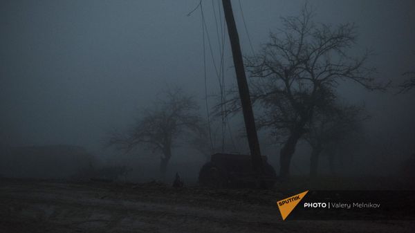 Трактор на одной из улиц в селе Тагавард Мартунинского района (11 декабря 2020). Карабах - Sputnik Армения