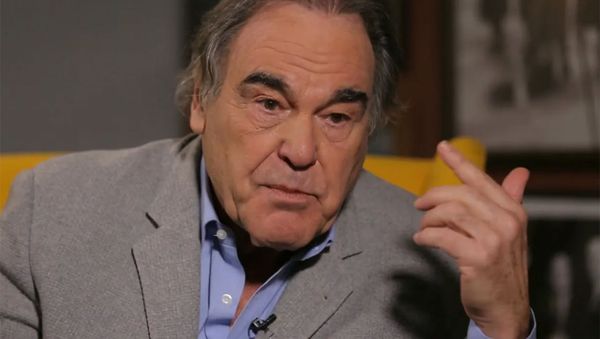 Американский режиссер Оливер Стоун привился российской вакциной от коронавируса - Sputnik Армения