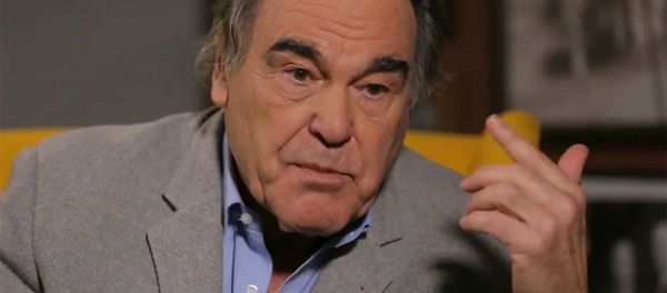 Американский режиссер Оливер Стоун привился российской вакциной от коронавируса - Sputnik Армения