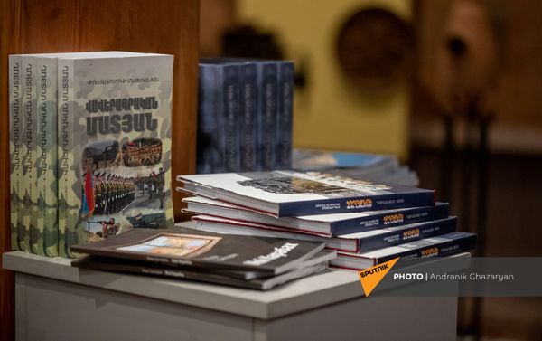 Выставка-продажа сувениров книг и икон, привезенных из Дадиванка (16 декабря 2020). Еревaн - Sputnik Армения