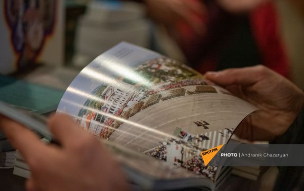 Выставка-продажа сувениров книг и икон, привезенных из Дадиванка (16 декабря 2020). Еревaн - Sputnik Армения