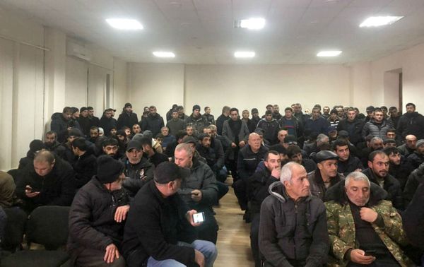 Верните наших ребят: родители пленных солдат встретились с губернатором Ширака Верните наших ребят: родители пленных солдат встретились с губернатором Ширака - Sputnik Армения