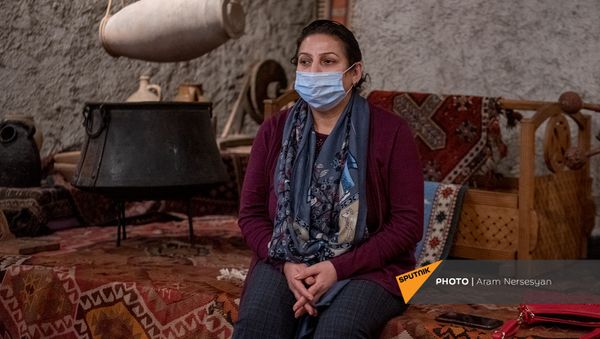 Жена настоятеля Дадиванка отца Тер-Ованнеса Вера Ованнисян на выставке-продажа сувениров книг и икон, привезенных из Дадиванка (16 декабря 2020). Еревaн - Sputnik Արմենիա