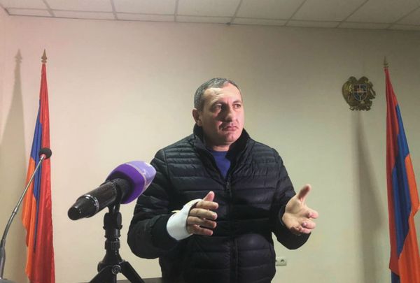 Верните наших ребят: родители пленных солдат встретились с губернатором Ширака Верните наших ребят: родители пленных солдат встретились с губернатором Ширака - Sputnik Армения