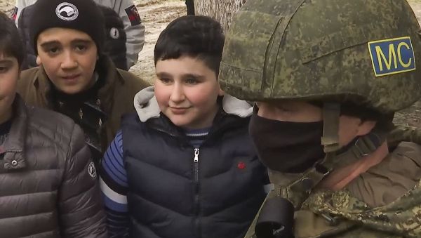 Российские миротворцы провели занятия по мерам безопасности с учениками школы №1 в городе Чартар (17 декабря 2020). Аскеранский район - Sputnik Արմենիա