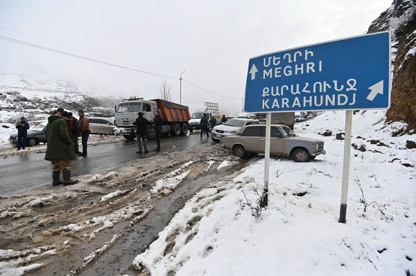 Սյունիքում լարված իրավիճակ է. ընդդիմադիր պատգամավորներին անգամ ճանապարհ չտվեցին Սյունիքում լարված իրավիճակ է. ընդդիմադիր պատգամավորներին անգամ ճանապարհ չտվեցին - Sputnik Արմենիա