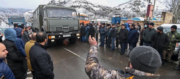 Жители Сюника перекрыли дорогу Горис-Мегри (18 декабря 2020). Сюник - Sputnik Армения