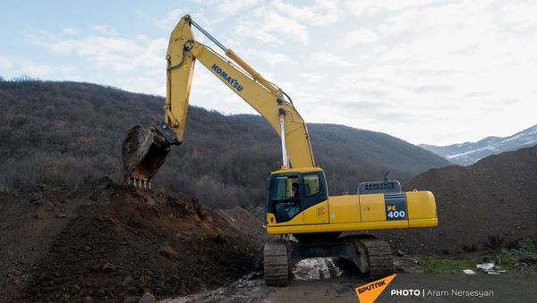 Экскаватор роет пограничную линию с Азербайджаном (18 декабря 2020). Капан Экскаватор роет пограничную линию с Азербайджаном (18 декабря 2020). Капан - Sputnik Армения