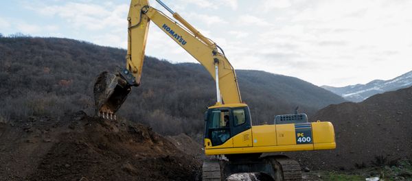 Экскаватор роет пограничную линию с Азербайджаном (18 декабря 2020). Капан - Sputnik Армения