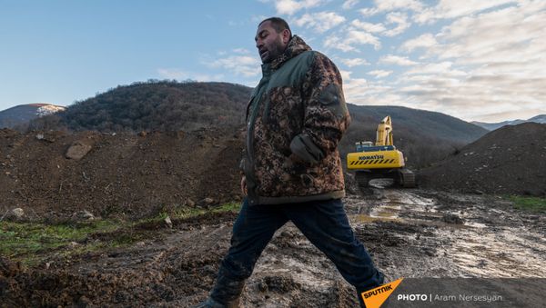 Экскаватор роет пограничную линию с Азербайджаном (18 декабря 2020). Капан - Sputnik Армения