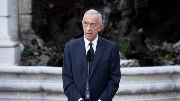 Президент Португалии Марсело Ребело де Соуза, выступающий перед прессой во время встречи с президентом Португальской федерации футбола (17 июня 2020). Лиссабон Президент Португалии Марсело Ребело де Соуза, выступающий перед прессой во время встречи с президентом Португальской федерации футбола (17 июня 2020). Лиссабон - Sputnik Армения