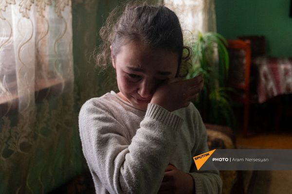 Встали на колени, начали молиться: жизнь в армянском селе Сотк, в 9 км от Азербайджана - Sputnik Армения
